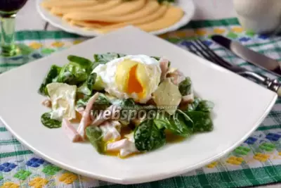Салат с корном и яйцом-пашот