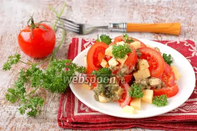 Салат с помидорами и ореховой заправкой
