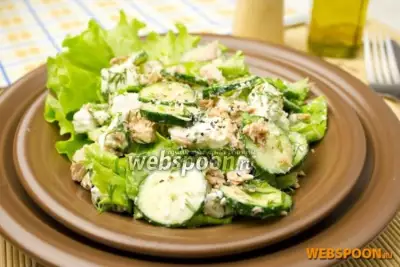 Зелёный салат с тунцом и сыром фета