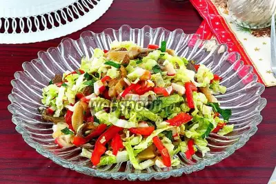 Салат из овощей с вёшенкой и крабовыми палочками