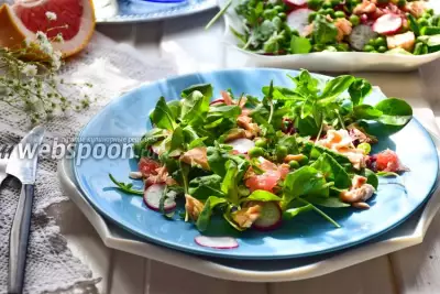 Салат из красной рыбы и зелёного горошка фото