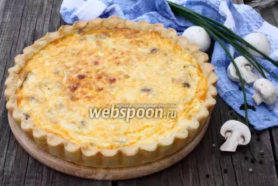 Открытый пирог с грибами и сыром