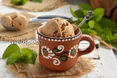 Мороженое с варёной сгущёнкой и кусочками шоколада