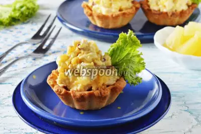 Салат с курицей и ананасом в тарталетках