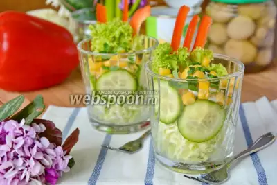 Овощной салат в стаканах с пекинской капустой