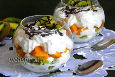 Сливочный десерт с киви и персиками фото