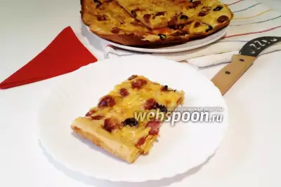 Пицца на жидком тесте с охотничьими колбасками и маслинами