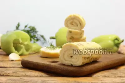 Яичный рулет с плавленым сыром и чесноком