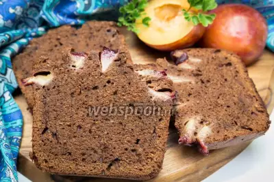 Шоколадно-миндальный кекс со сливами