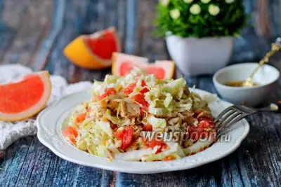 Салат из пекинской капусты с печёной курицей и грейпфрутом