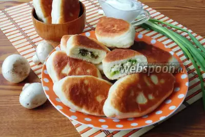 Жареные пирожки с грибами, яйцом и зелёным луком