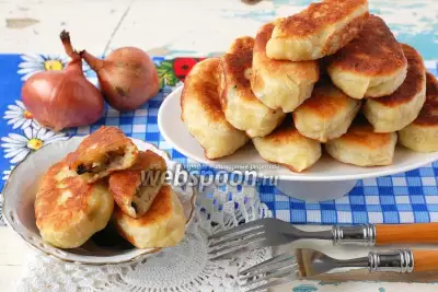Пирожки с картофелем, луком и грибами жареные