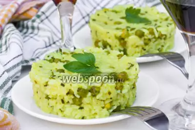 Золотистый рис с зелёным горошком