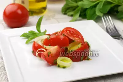 Салат с помидорами и луком порей