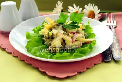Салат с сыром, редисом и зелёным горошком
