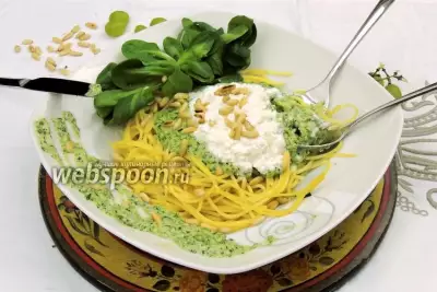 Спагетти с песто из корн салата