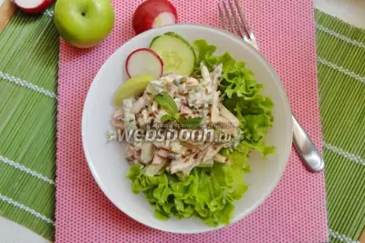 Салат с редиской, огурцом и яблоком
