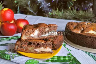 Шоколадный пирог с яблоками и творожной начинкой