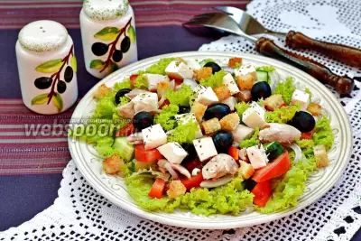 Греческий салат с курицей и сухариками