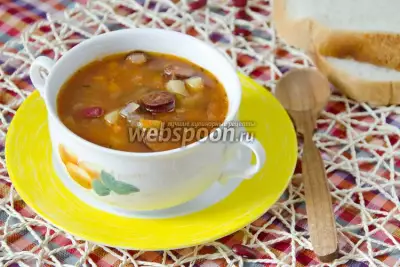 Суп с охотничьими колбасками и фасолью