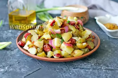 Тёплый салат с молодым картофелем беконом и колбасками