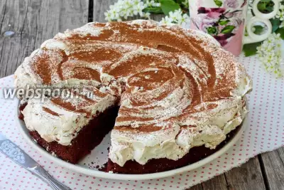 Шоколадный пирог с меренгой