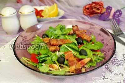 Салат со шпинатом и поджаренной грудинкой