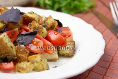 Лёгкий салат с томатами и крутонами