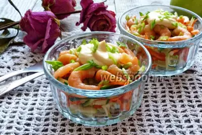 Салат-коктейль из свежих овощей с креветками