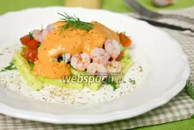 Салат с креветками и томатным соусом