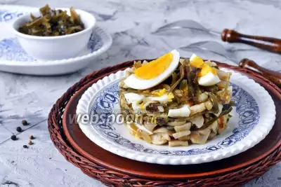 Салат с жареными грибами, морской капустой и яйцом