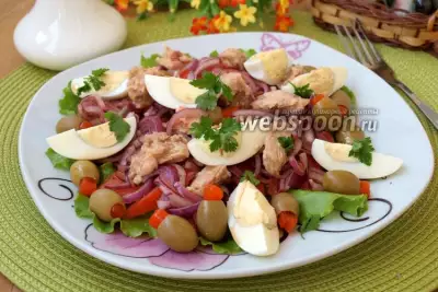 Салат с тунцом, помидорами и яйцом