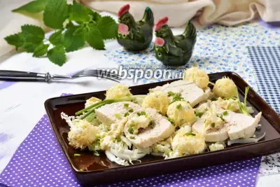 Салат из пекинской капусты, куриных грудок с сырными шариками
