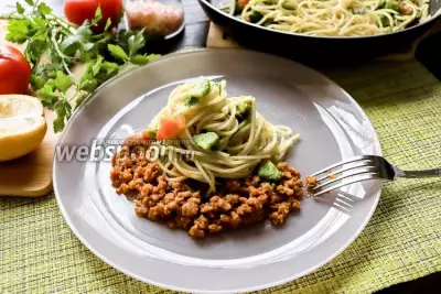 Спагетти с авокадо и мясным фаршем