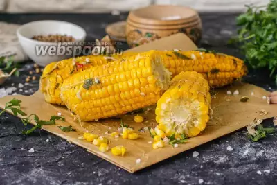 Запечённая кукуруза в фольге в духовке со сливочным маслом и чесноком
