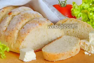 Белый хлеб с брынзой
