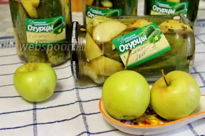 Огурцы, маринованные с яблоками
