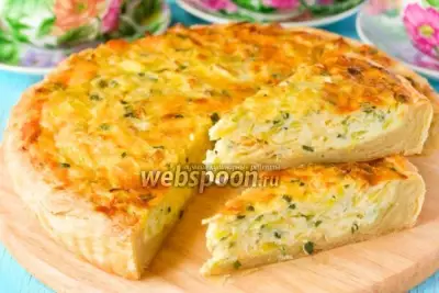 Открытый пирог с луком, яйцом и сыром