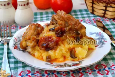 Жареная курица в соусе с баклажанами