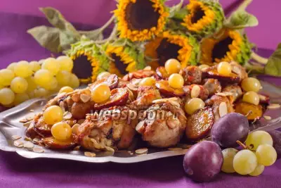 Курица в духовке со сливой и виноградом