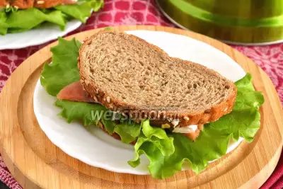 Сэндвич с красной рыбой