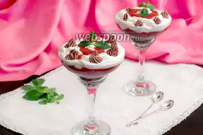Клубничный десерт с рикоттой и сливками фото