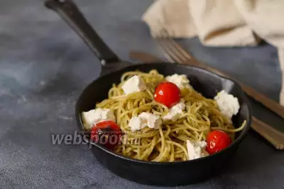 Спагетти с соусом песто и козьим сыром