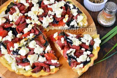 Пицца с сыром сиртаки колбасой базиликом и помидорами