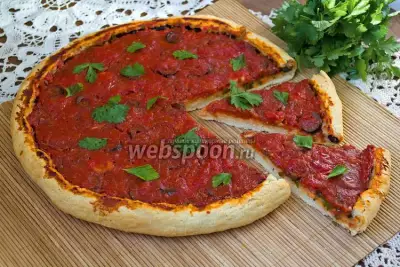 Пицца без сыра с маслинами и чесноком
