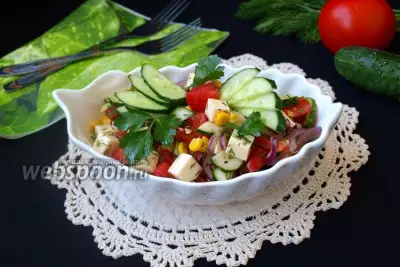 Овощной салат с брынзой и кукурузой