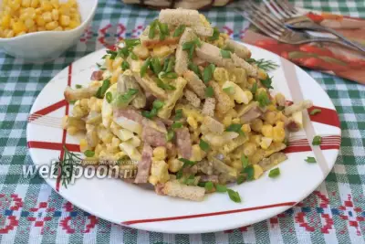 Салат с копчёной колбасой, сухариками и кукурузой