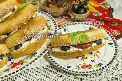 Сэндвич с козьим творогом, вялеными томатами и оливками