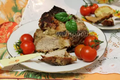 Свинина в горчично-медовом маринаде с тимьяном в духовке