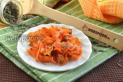 Морковные чипсы с розмарином в духовке